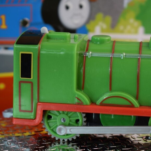 Henry 3 - 2013 Trackmaster Motorized Engine Thomas & Friends Train NO TENDER - Picture 5 of 10